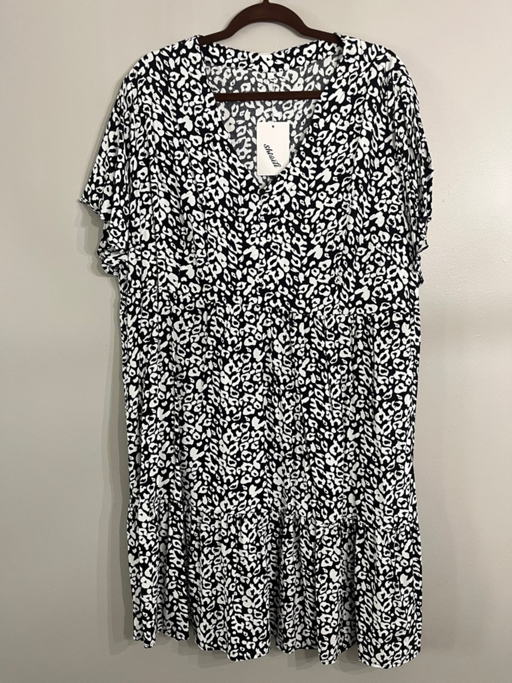 Black & White Leopard V-Neck Tunic by Olivaceous